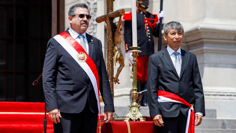 El presidente de Perú, Manuel Merino, posa junto a José Arista, ministro de Economía, tras el juramento del Gabinete, este 12 de noviembre.