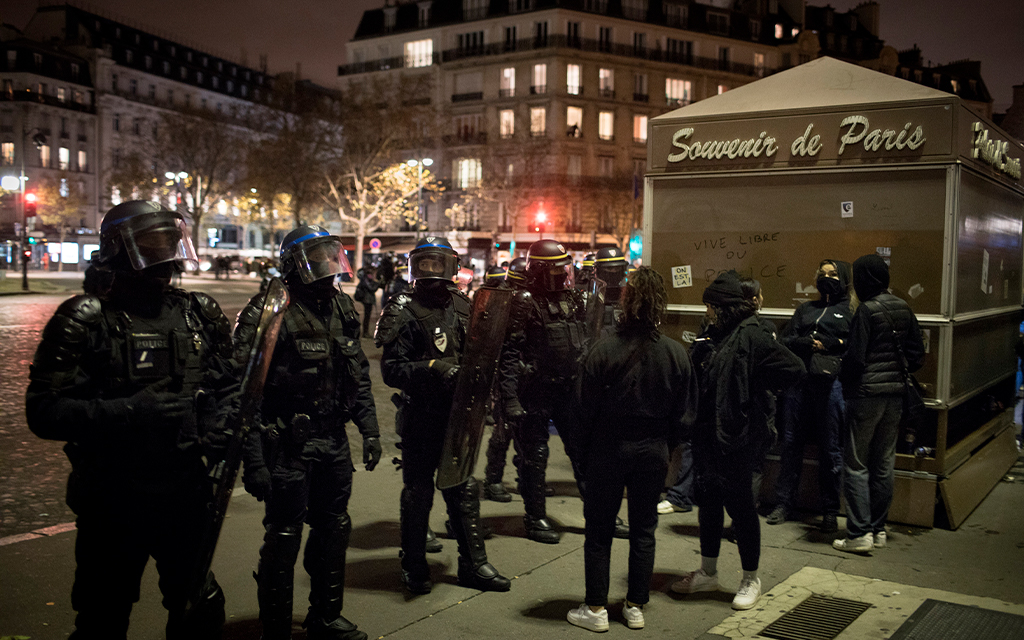 Ordenan suspender a tres policías de París tras golpiza a un productor musical afro