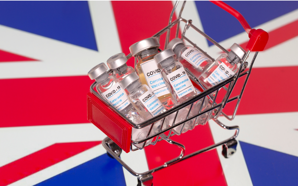 Personas que no se vacunen contra Covid-19 no tendrán vida normal, insinúa ministro británico