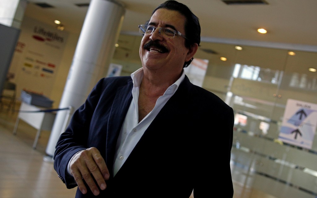 Retienen en aeropuerto de Honduras a expresidente Zelaya con 18 mil dólares; se dirigía a México