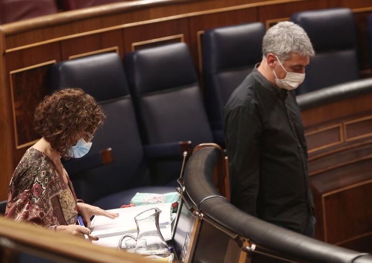 El diputado de EH Bildu Oskar Matute pasa al lado de María Jesús Montero en la segunda jornada del debate de los Presupuestos Generales para 2021.