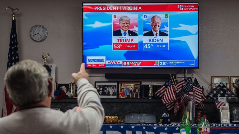 Un hombre observa los resultados de Virginia a favor del presidente Trump en la sede republicana del condado de Cochise en Sierra Vista (Arizona).