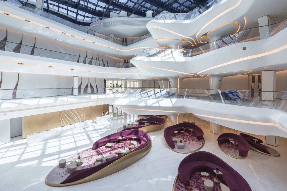 Interior del hotel diseñado por Zaha Hadid en Dubái para la cadena Melíá. 
