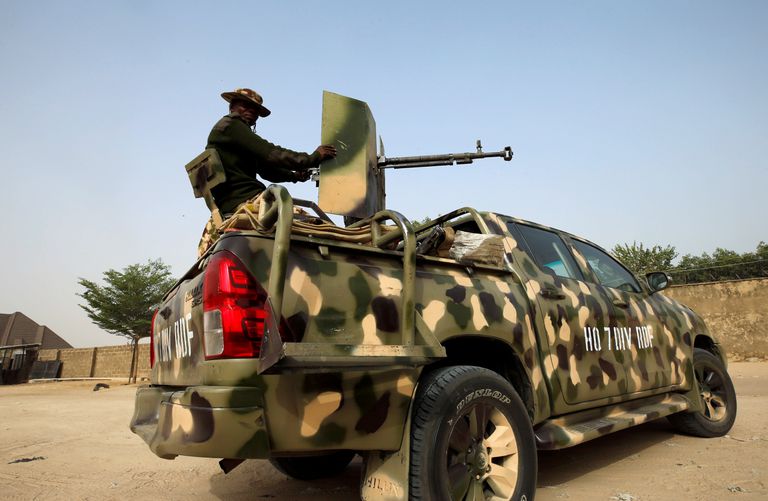 Un soldado nigeriano sobre un vehículo militar en Maiduguri, capital de Borno, el pasado 16 de febrero.