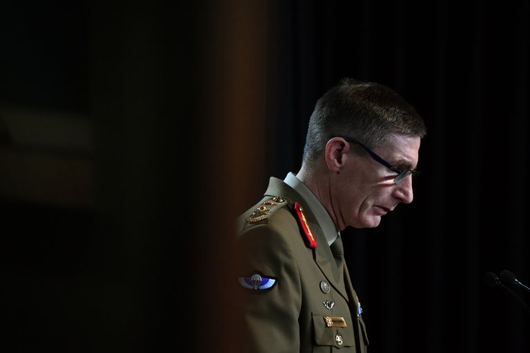 El jefe de las Fuerzas de Defensa australianas, Angus Campbell, este jueves en rueda de prensa en Camberra.