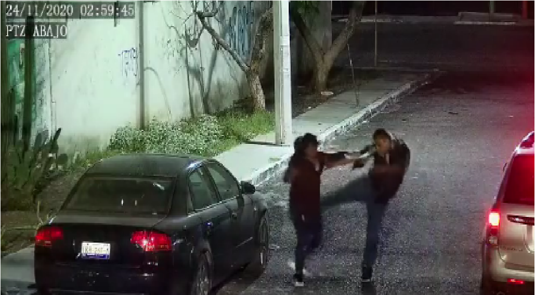 VIDEO: Agreden a mujer a golpes en Querétaro, sujetos la bajan de taxi, circula video en redes