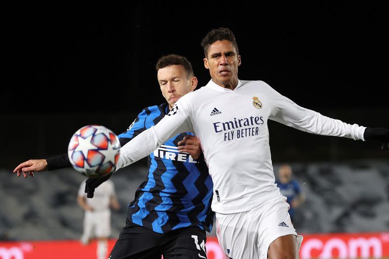 Raphael Varane disputa el balón con el atacante croata del Inter Ivan Perisic en el partido disputado en Valdebebas.