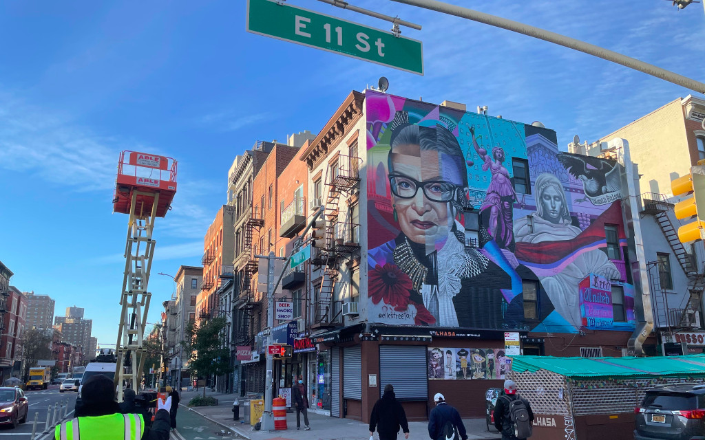 ‘Una vida en colores’: Nueva York celebra a Ruth Bader Ginsburg con mural en East Village | Video