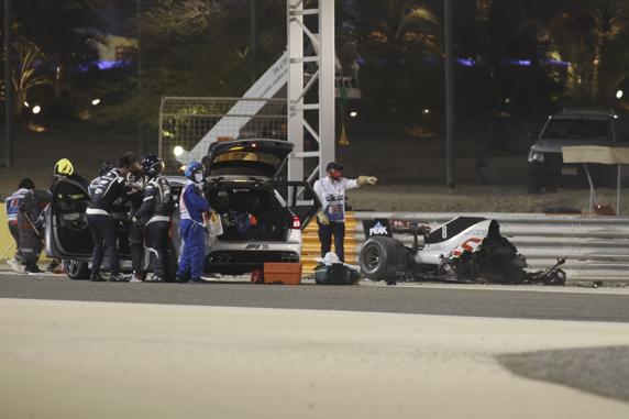 El coche de Grosjean quedó partido por la mitad