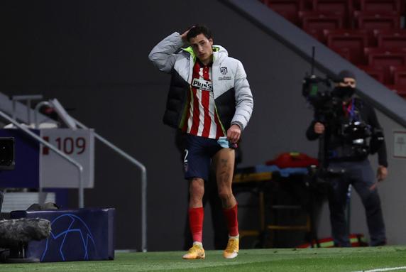 El defensa del Atlético de Madrid José María Giménez abandona el terreno de juego