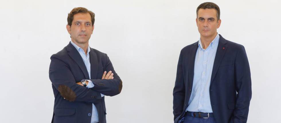 Pablo Negre, director general de Solver IA (izquierda) una herramienta de inteligencia artificial para mejorar procesos de toma de decisiones en el Valencia CF, junto al cofundador Roberto Paredes.