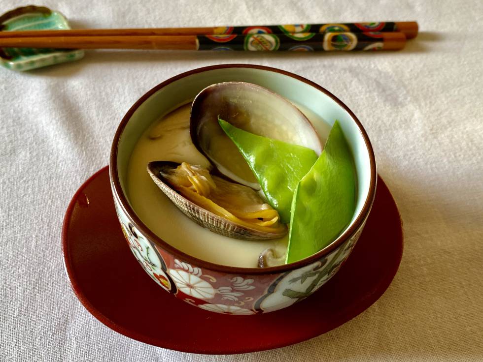Chawan Mushi con almeja japonesa, tirabeques y setas.