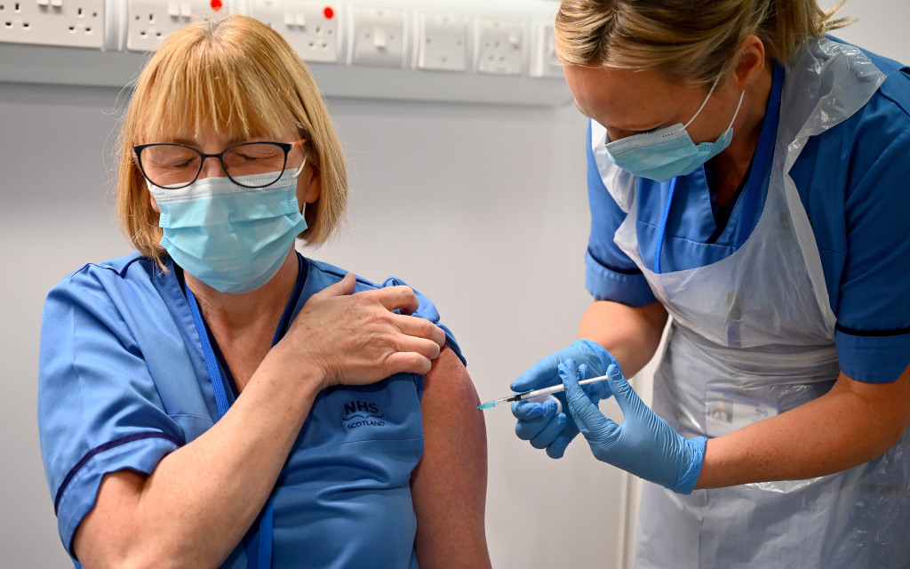 Tras dos reacciones adversas, Reino Unido advierte a personas con alergias graves que eviten vacuna Pfizer