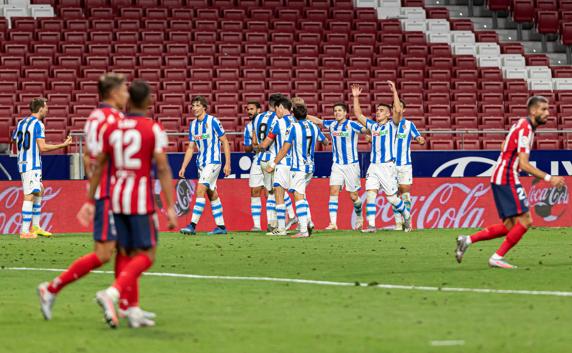 Los jugadores de la Real celebran el gol de Januzaj en el Wanda con el que la Real se clasificaba para disputar la Europa League
