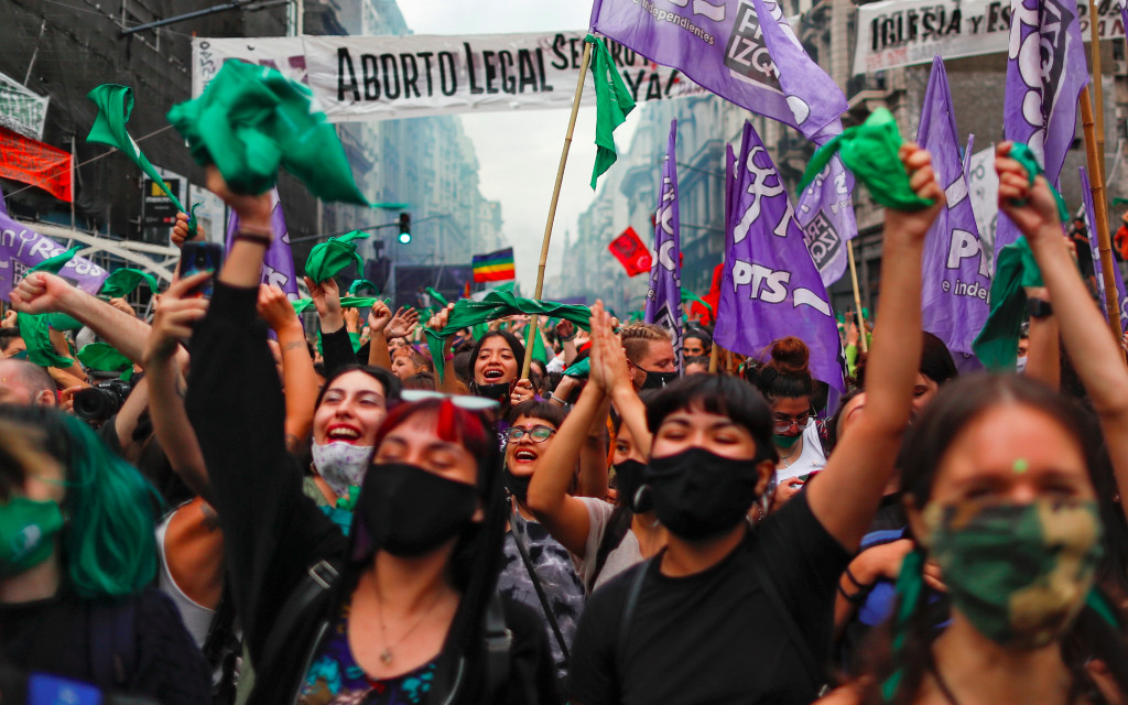 Diputados de Argentina dan media sanción a proyecto para legalizar aborto