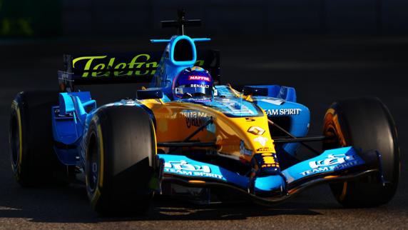 Fernando Alonso, en el Renault R25 en su exhibición en el GP de Abu Dhabi de F1 2020