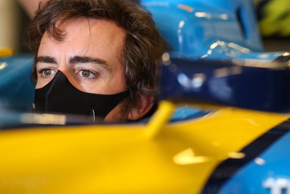 Fernando Alonso, en el Renault R25 en su exhibición en el GP de Abu Dhabi de F1 2020