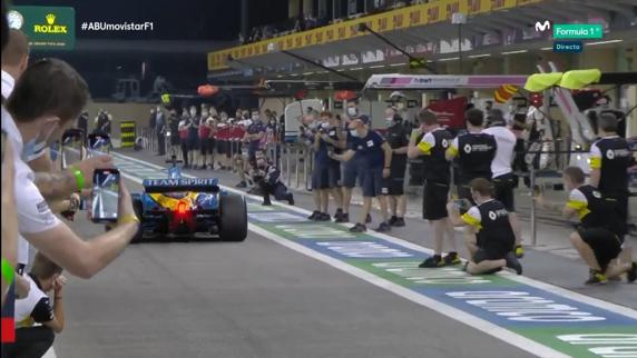 Alonso acaparó todas las miradas de los mecánicos e ingenieros del pit lane en Abu Dhabi