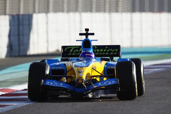Alonso, en el GP de Abu Dhabi de F1 con el Renault R25