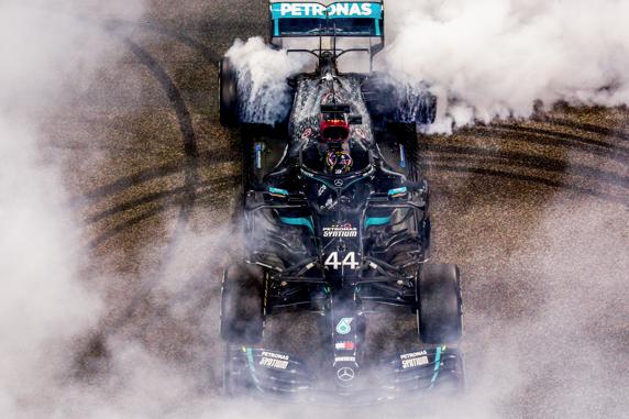 Hamilton, haciendo 'donuts' al final del GP de Abu Dhabi de F1 2020