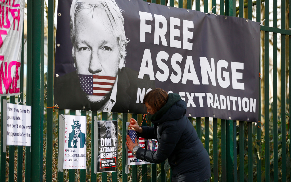 Señala Burns que Donald Trump podría perdonar a Assange… luego se desdice