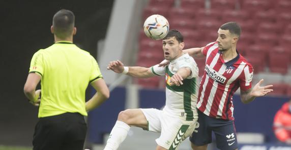 Mario Hermoso en el encuentro ante el Elche.