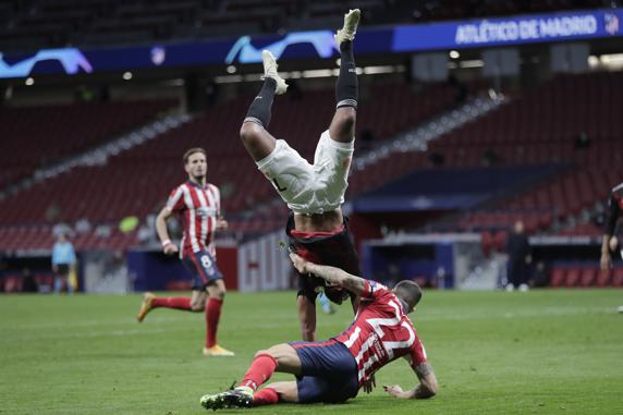 Mario Hermoso en una pugna con Gnabry