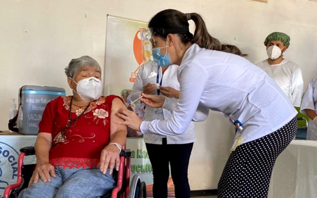 Costa Rica inicia vacunación contra Covid-19 en hogar de ancianos