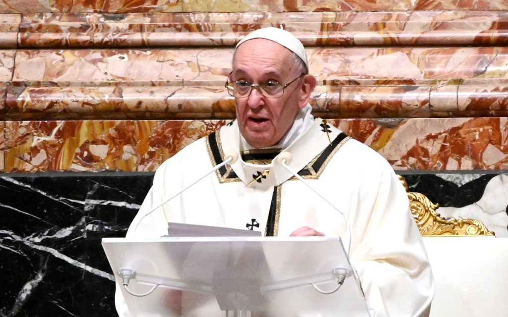 Papa insta a ayudar a los pobres en una discreta misa de Nochebuena marcada por Covid-19