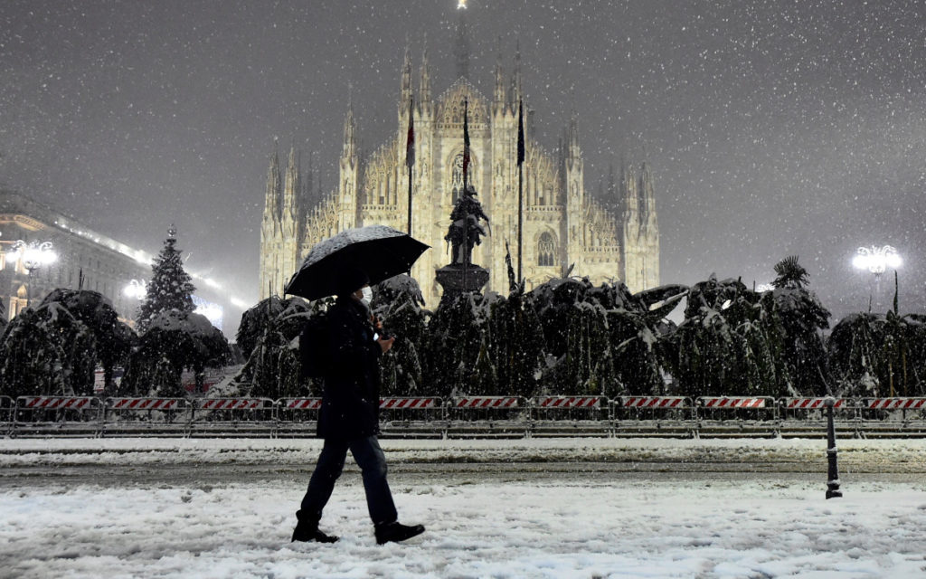 Inusual nevada cubre de blanco Milán