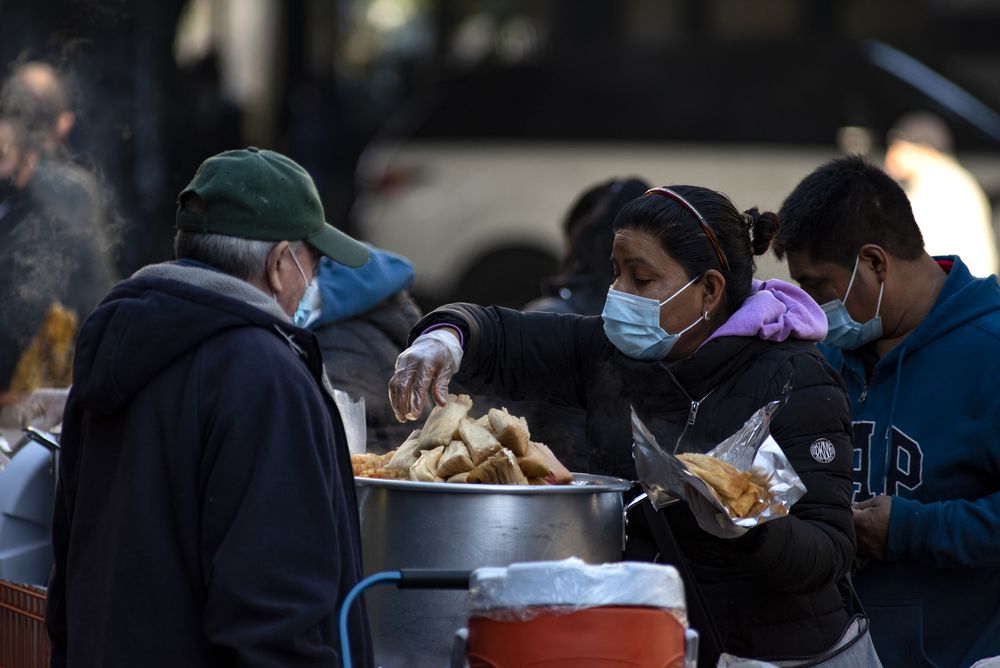 La crisis llena Queens de vendedores ambulantes