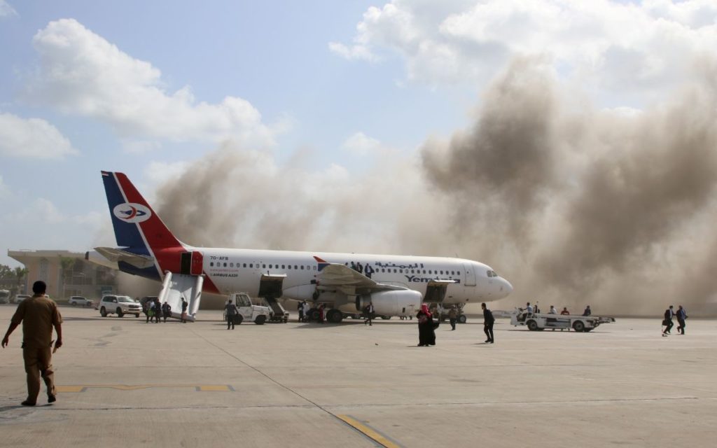 Atentado en aeropuerto de Yemen deja 22 muertos y decenas de heridos