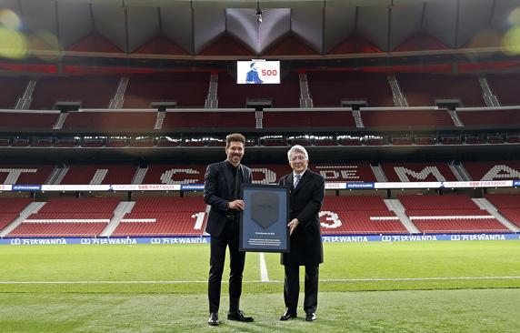 Diego Pablo Simeone, entrenador del Atlético de Madrid, recibió un homenaje por sus 500 partidos.