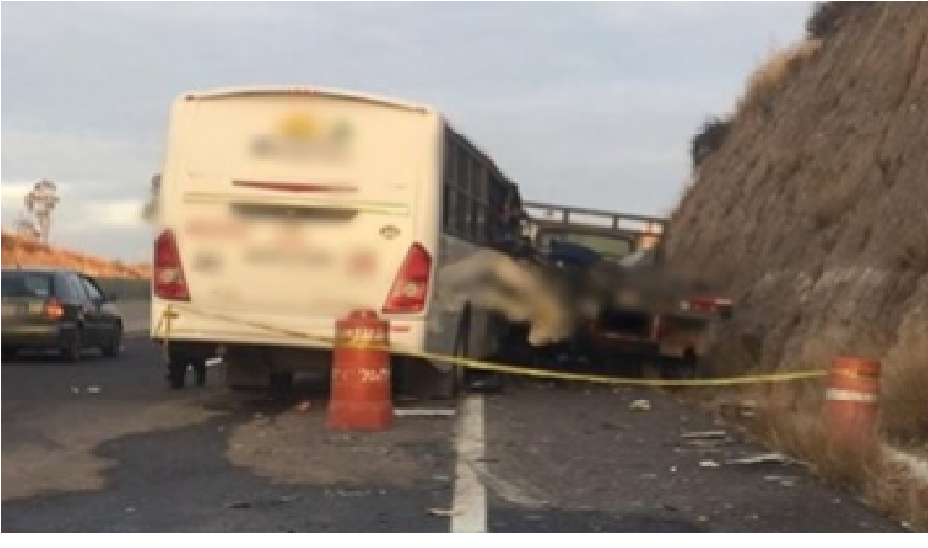 3 muertos, fatal accidente en rúa San Juan- Toluca, choque entre tráiler y camión que llevaba empleados a TX