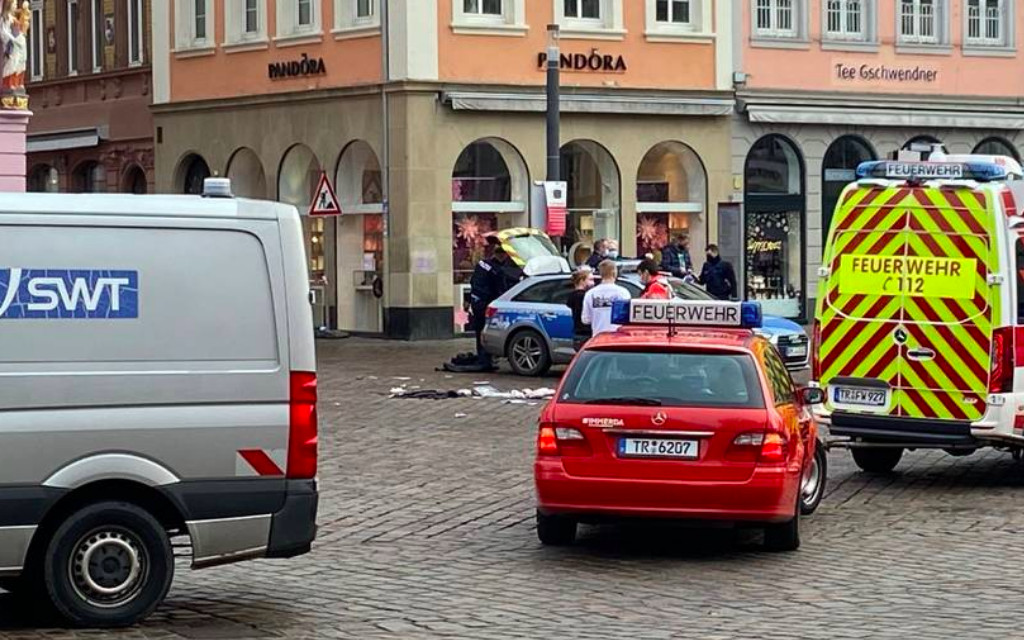 Al menos dos muertos y varios heridos tras ser arrollados por un auto en Alemania | Videos