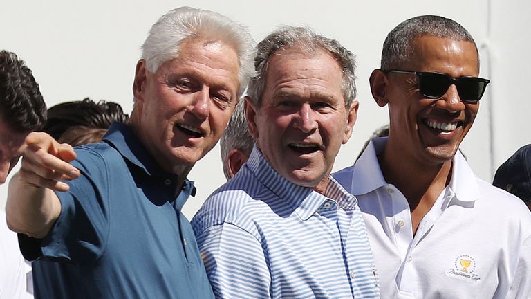 Los expresidentes de EE UU Bill Clinton, George W. Bush y Barack Obama, en 2017.