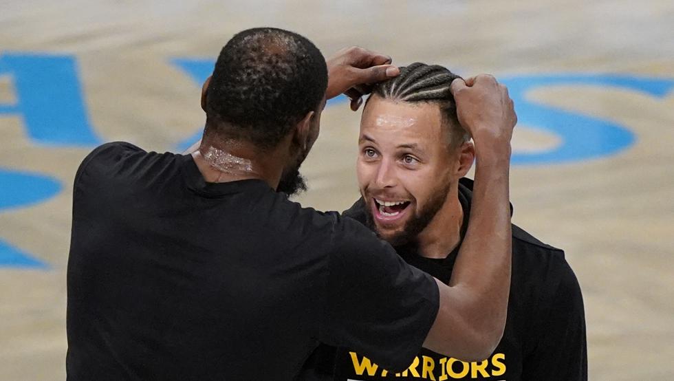 Stephen Curry bromea con su excompañero Kevin Durant. Después del partido las caras de los Warriors ya no eran tan alegres.