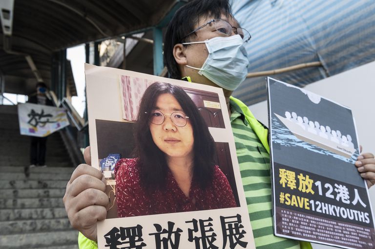 Un activista sostiene un cartel con una imagen de Zhang Zhan, este lunes, en Hong Kong.