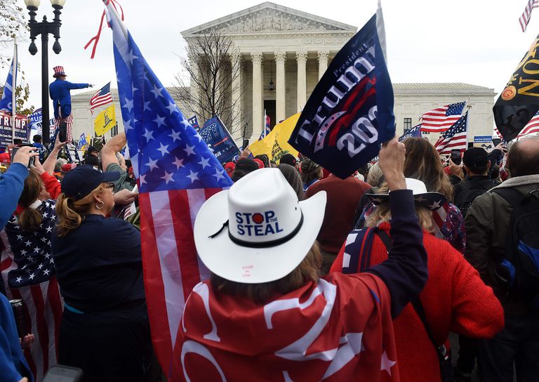 Manifestantes trumpistas, en el exterior del Tribunal Supremo en Washington, este sábado.