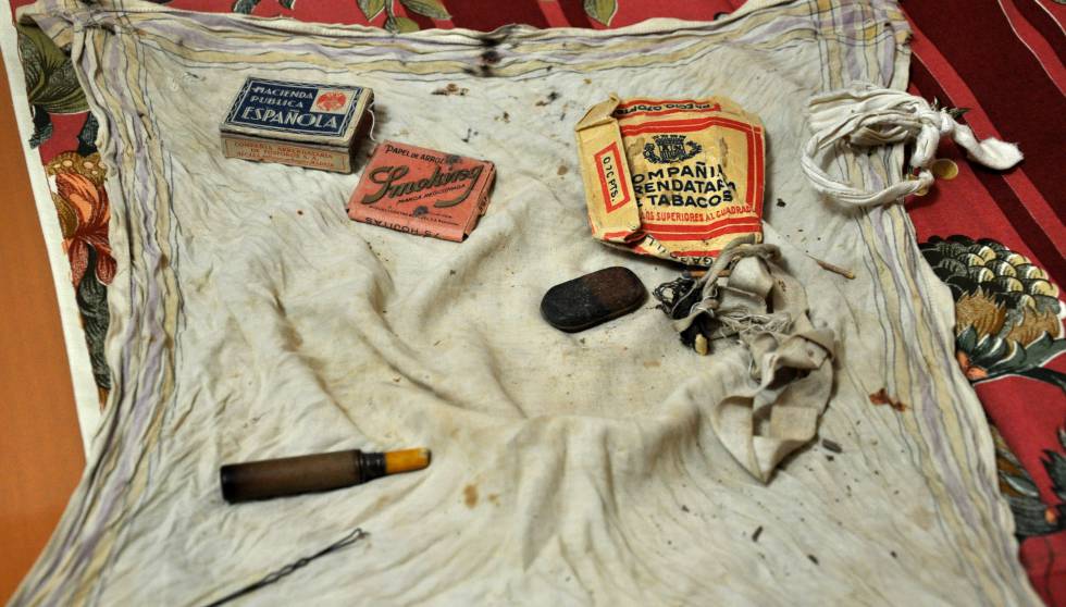 Pañuelo con las pequeñas cosas que Heliodoro Meneses llevaba en el bolsillo el día de su fusilamiento: una cajetilla de tabaco, unas cerillas, un trozo de lápiz, una goma de borrar y una horquilla.