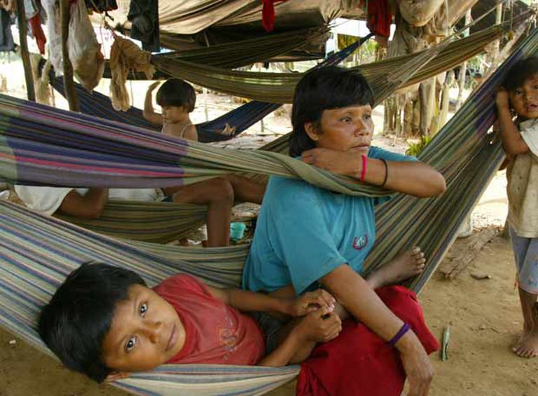 Una familia nukak maku en un campamento de refugiados en Guaviare, en una imagen de archivo.