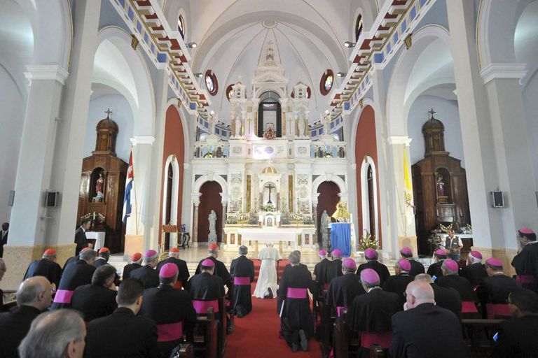 Benedicto XVI reza en una iglesia de Santiago de Cuba, el año pasado.