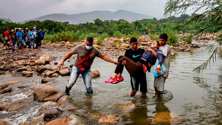 Ciudadanos venezolanos intentan cruzar la frontera con Colombia cerca de Cúcuta, el pasado mes de marzo.
