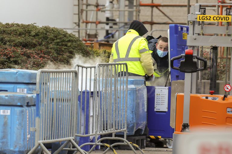Trabajadores de la planta de Pfizer en Puurs (Bélgica) manipulaban hielo seco el viernes.