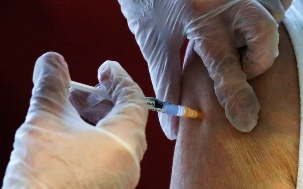 Enfermero de California se contagia de Covid-19 a una semana de recibir vacuna de Pfizer