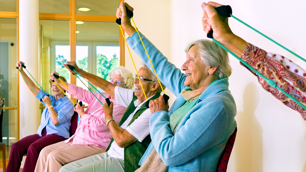 Estudio: Clases de ejercicio disminuyen la soledad y el aislamiento social en personas mayores