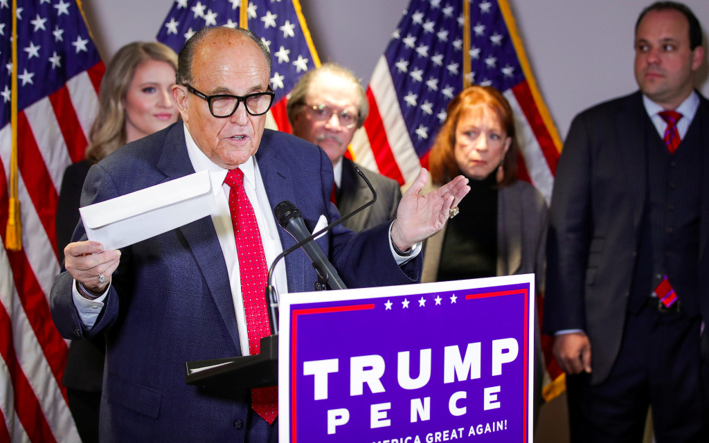 Giuliani habría discutido con Trump un posible indulto preventivo: NYT