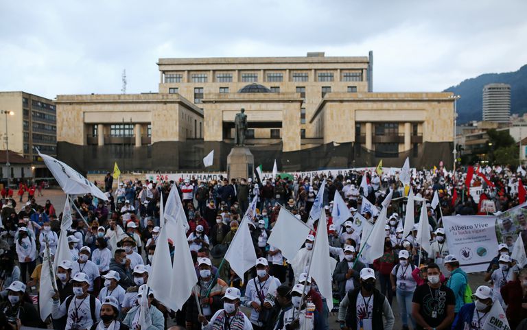 Excombatientes de las FARC marcharon en Bogotá para pedir al Gobierno que los proteja de los asesinatos.