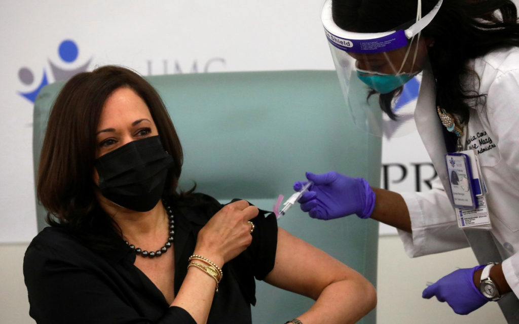 Kamala Harris y su esposo, Doug Emhoff, reciben la vacuna anti-Covid de Moderna | Video