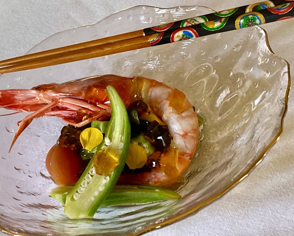 Sunomomo, ensalada de algas con pepino japonés, okura y gamba roja.